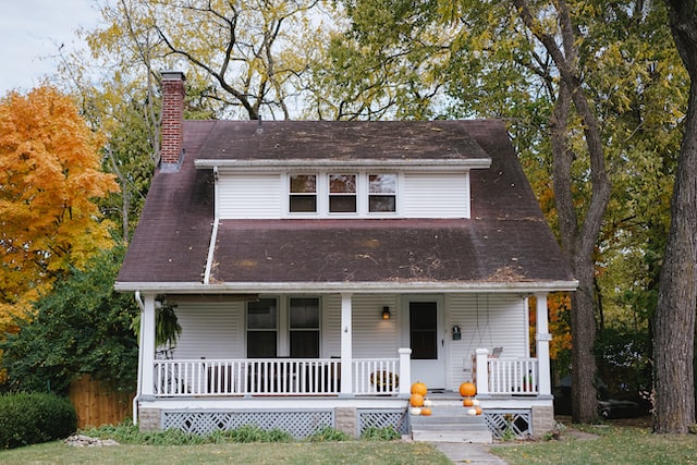 Une photo montrant une petite maison